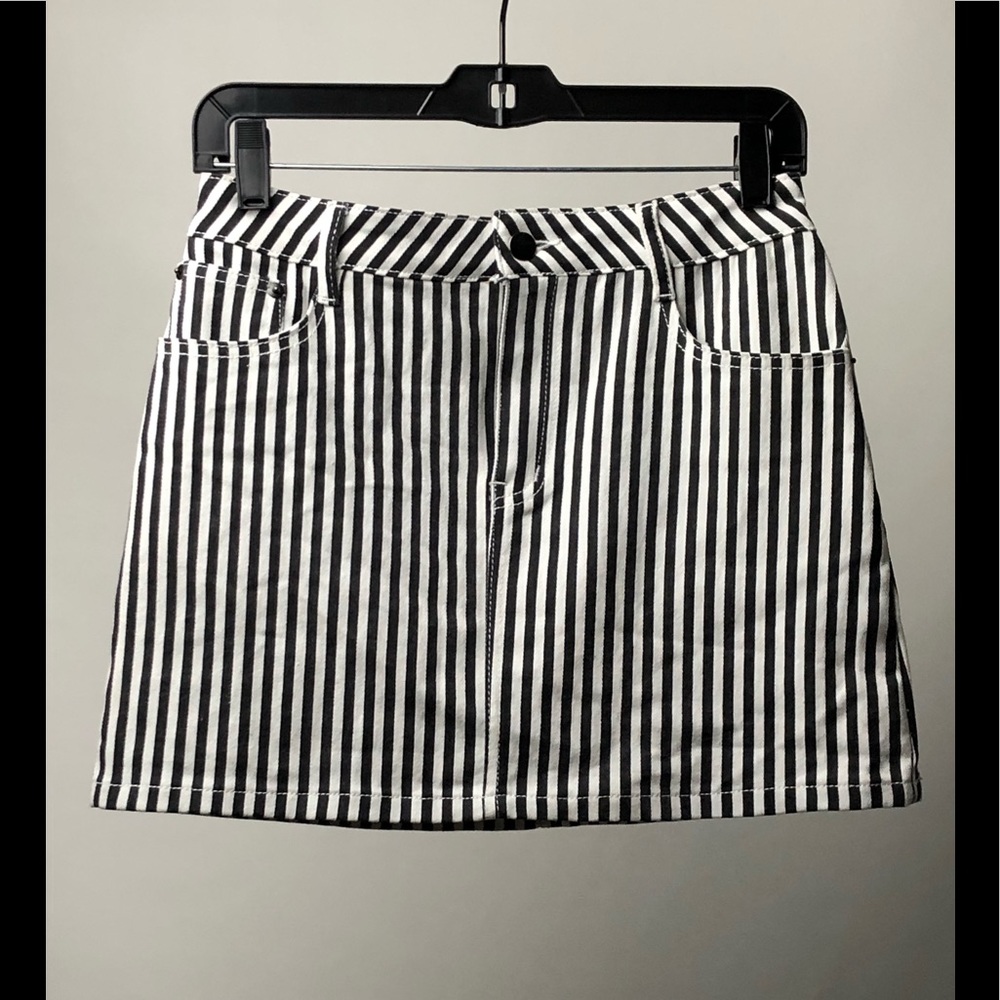 NWT WILD HONEY B&W Striped Mini Skirt